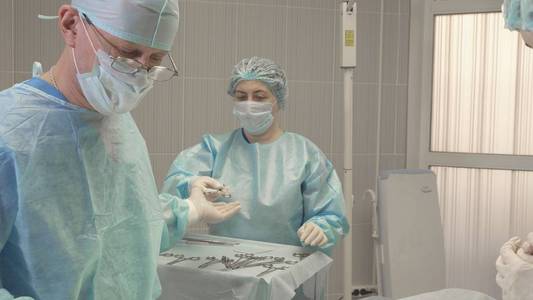 护士在手术中帮助外科医生