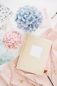家庭婚纱相册, 粉彩彩绣球花花束, 桃毯, 装饰白色背景。平躺, 顶部视图