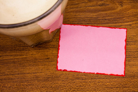 设计商业概念空复制空间现代抽象背景木制桌面, 红色内衬粉红色的纸张与几个文本, 咖啡, 咖啡杯