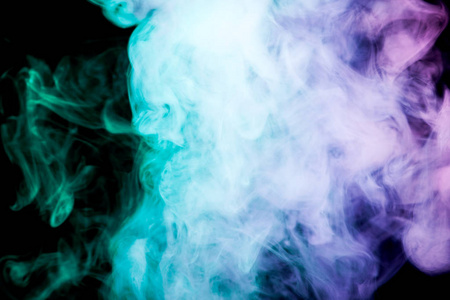 黑色隔离背景上的蓝色和紫色颜色稠密的五彩烟雾。烟雾 vape 背景