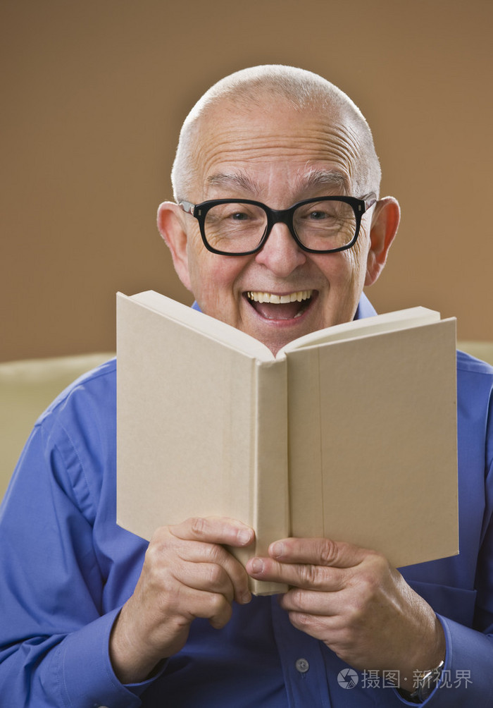 笑高级男性读一本书