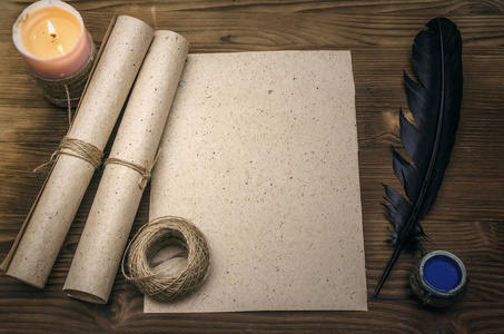 空白纸页表, 带复印空间, 羽毛笔和墨盒在木桌背景上。教育理念背景。回到学校。旧信