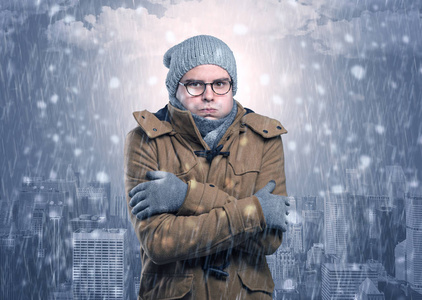 寒冷天气的男孩冻结与城市概念照片