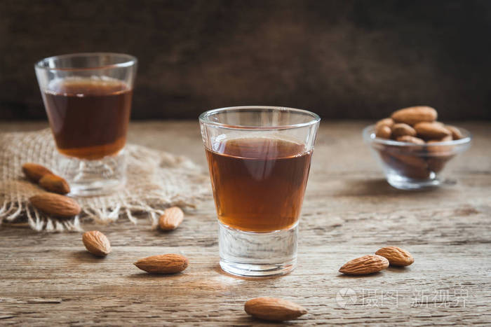 意大利甜酒杏仁与杏仁在质朴的木质背景复制空间