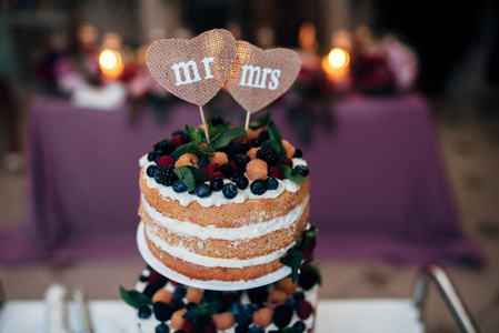 Naaked 婚礼蛋糕与蓝莓, 覆盆子和薄荷, 在顶部的两个心形板