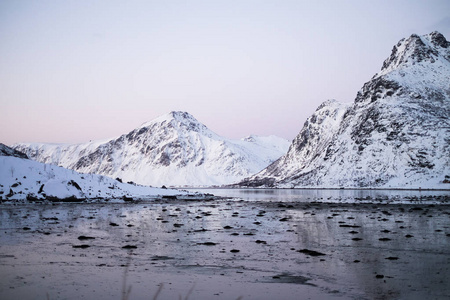 挪威罗弗敦岛冬季冰冻湖泊