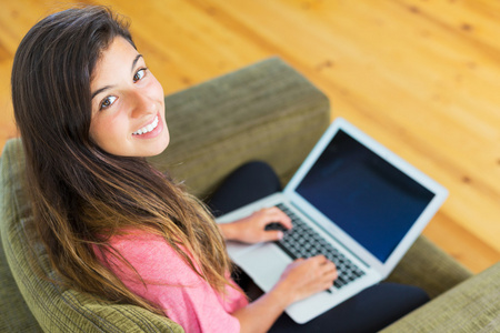 快乐的年轻女人，使用的是便携式计算机