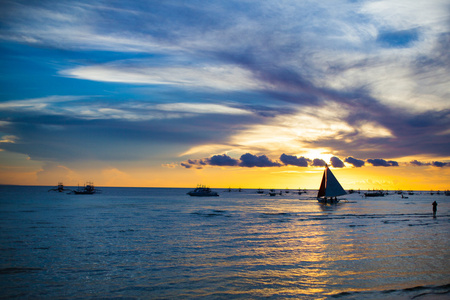 小帆船上美丽的夕阳在菲律宾