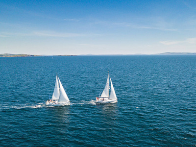 在蓝色的大海中航行图片