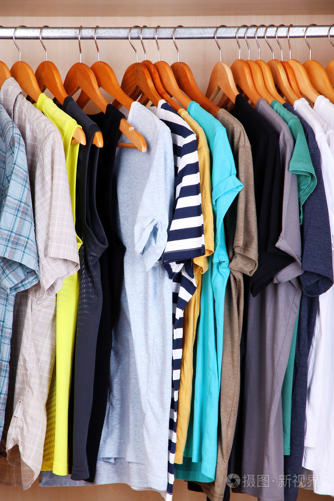颜色鲜艳的衣服挂在衣橱里