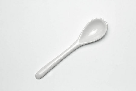 白色表面分离的纯白色陶瓷勺子图片