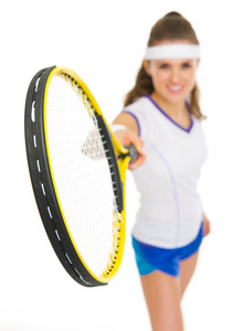 在女人手里的网球拍上特写
