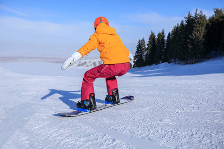 一个女人在冬天的山上滑雪