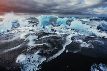 黑色海滩上的冰川, 美丽的世界。冰岛