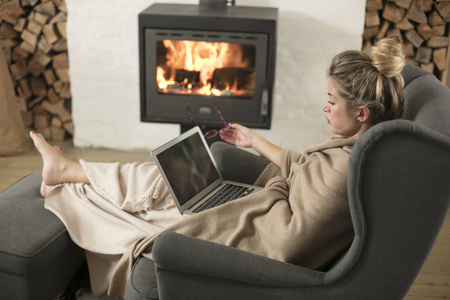 女孩在30的家庭商业项目调查与她的宠物照片