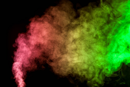 浓厚的彩色烟雾的绿色, 红色, 黄色的黑色孤立的背景。背景从烟雾的 vape