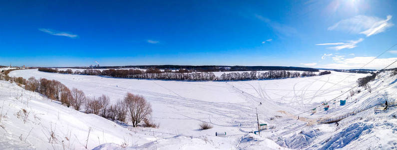 Ponarama 冬天的自然景观。河水结冰, 覆盖着积雪。在自然冬天在俄国。用云彩清除蓝天。脚印在雪从人