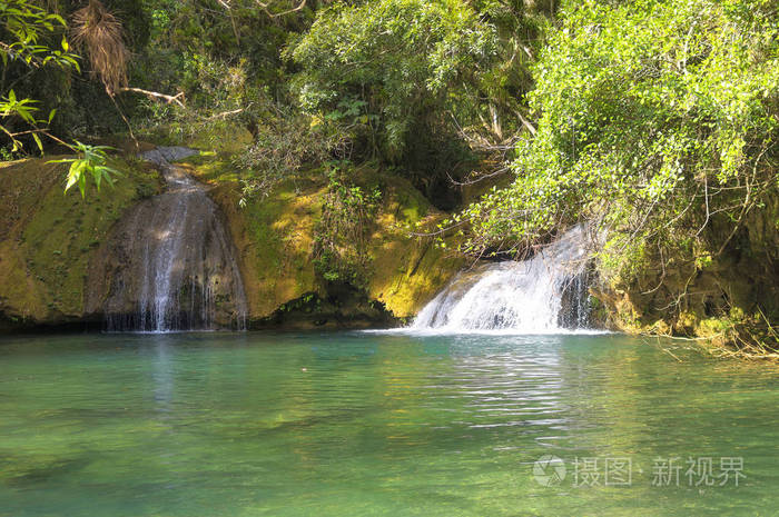 森林湖里的小瀑布