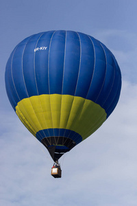 五颜六色的热气球在天空飞翔。旅行和航空运输概念