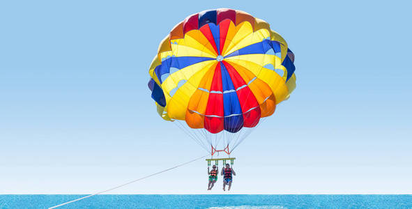 对幸福的夫妇水上滑翔伞在多米尼加夏季海滩。几 u