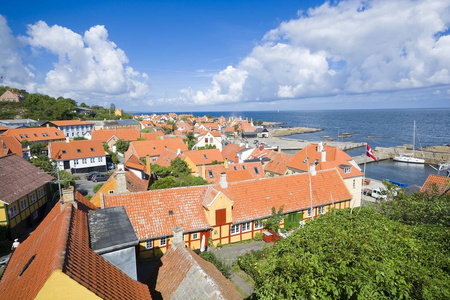 小镇鸟瞰美丽的小房子在海边, Gudhjem, Bornholm, 丹麦