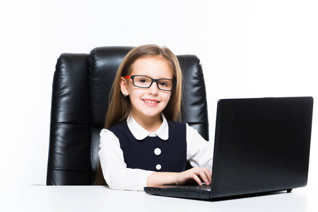 可爱的小女孩使用笔记本电脑隔离白色背景