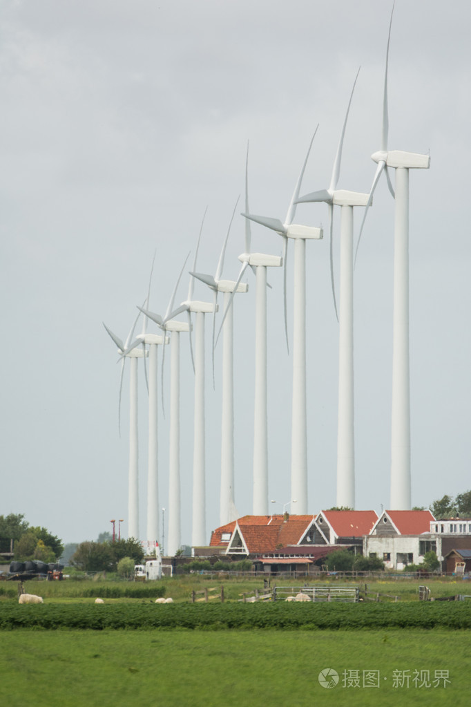 新风车与一片绿地作为前景色