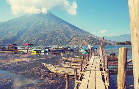 美丽的湖湖和火山在危地马拉, 中美洲的高地