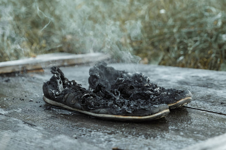 黄色的木制鞋图片