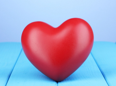 蓝色木制的桌子上装饰红色的心