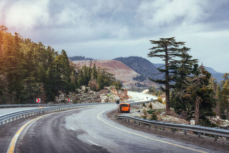 风景秀丽的山区公路。汽车在沥青路面上的骑行