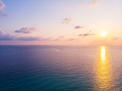 美丽的海滩和海与椰子棕榈树在天堂岛日落时间鸟瞰