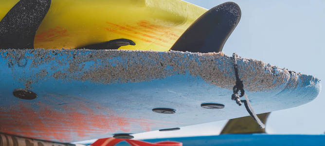 所有尺寸的冲浪板特写。冲浪营和不同大小冲浪板