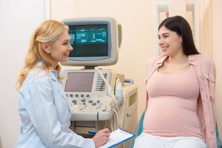 成熟女性产科妇科医生咨询孕妇在超声扫描室