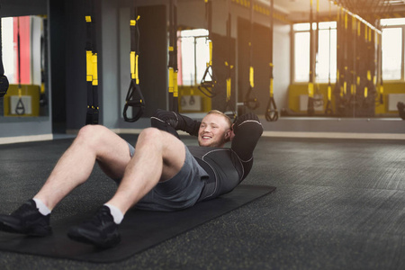 年轻男子健身锻炼，abs 的仰卧起坐仰卧起坐
