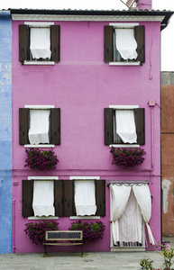 在威尼斯的亮粉色的房子