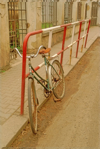 在大街上那辆旧自行车