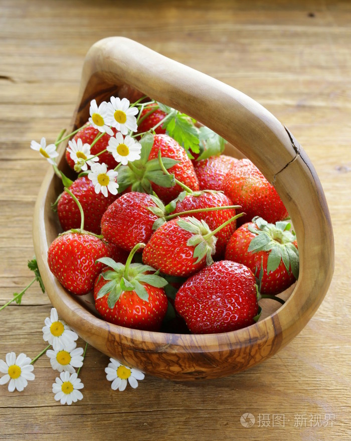 新鲜成熟的草莓夏季浆果乡村风格一篮子