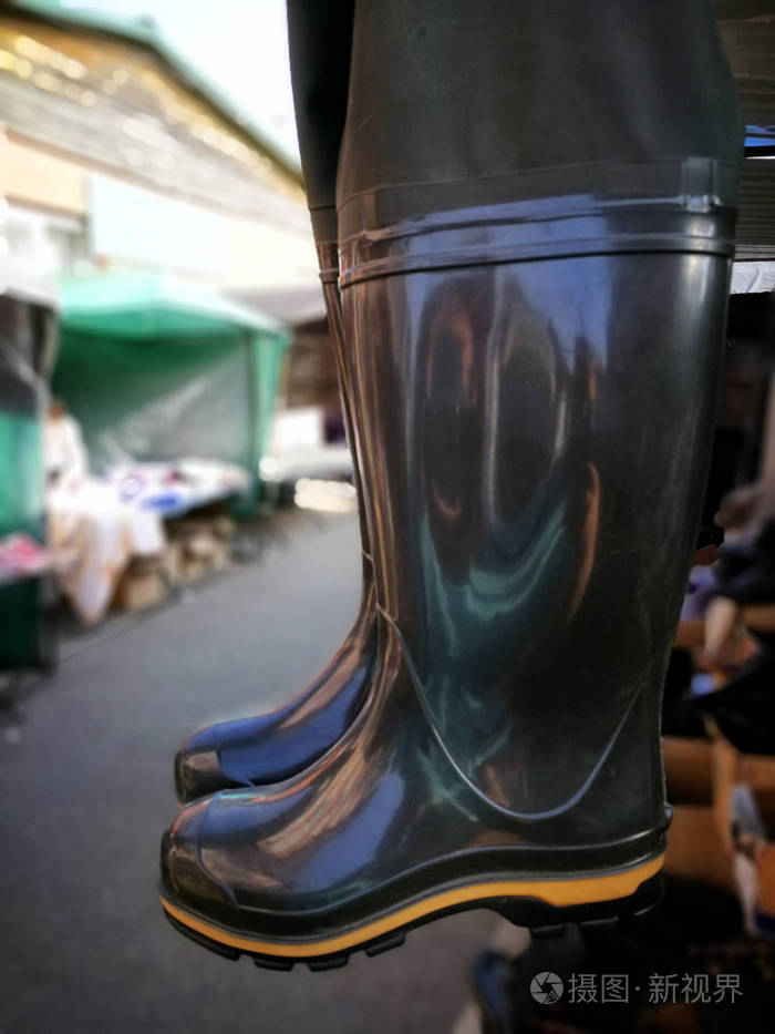 橡胶捕鱼靴挂在市场上