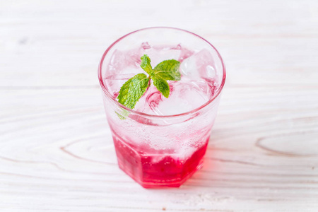 冰草莓汽水图片