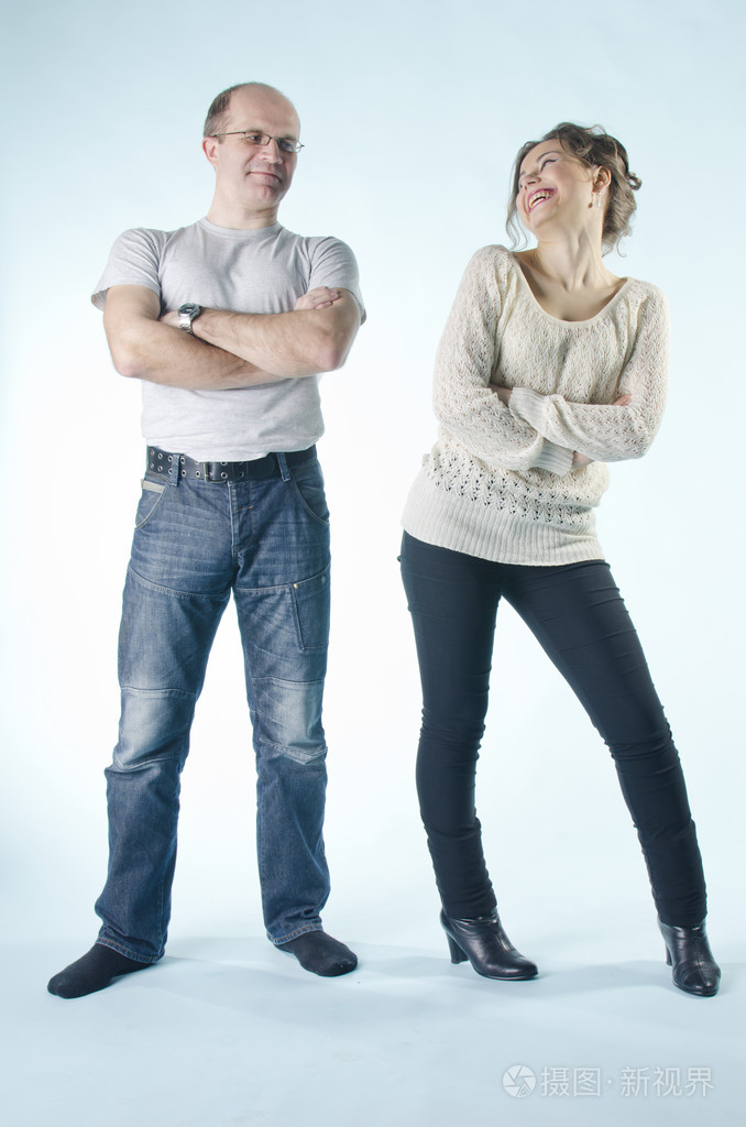 男人和女孩站在各种姿势的肖像
