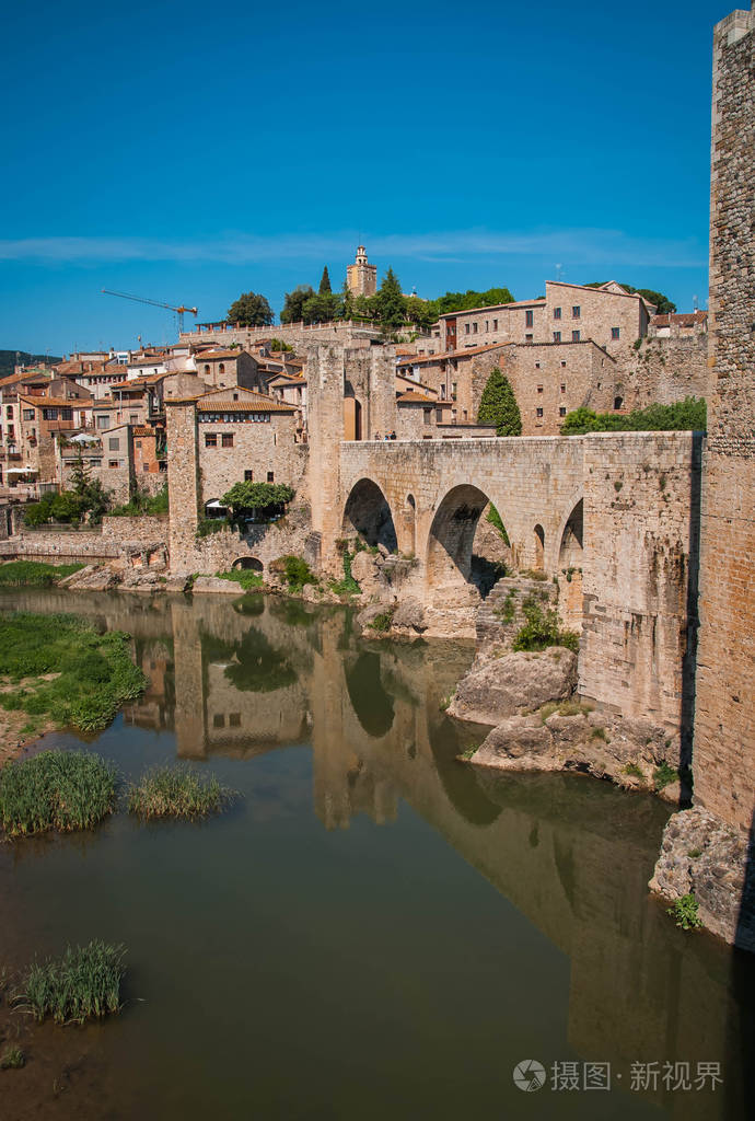 西班牙 besalu 附近河流 el 福尔维亚的中世纪大桥风景图