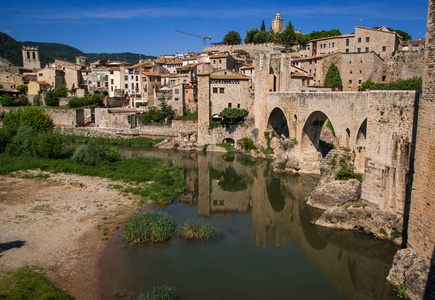 西班牙 Besalu 附近河流 El 福尔维亚的中世纪大桥风景图