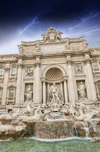 在罗马的特雷维喷泉的美丽纵向视图