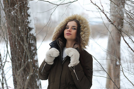 美丽的女孩在一个美丽的冬天公园