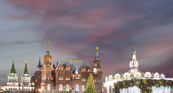 圣诞节 新年假期 照明和状态历史博物馆 题字俄语 在晚上, 在克里姆林宫附近莫斯科, 俄国