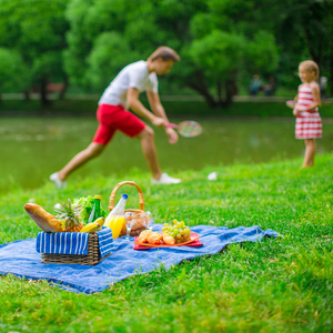 在公园野餐的好日子图片