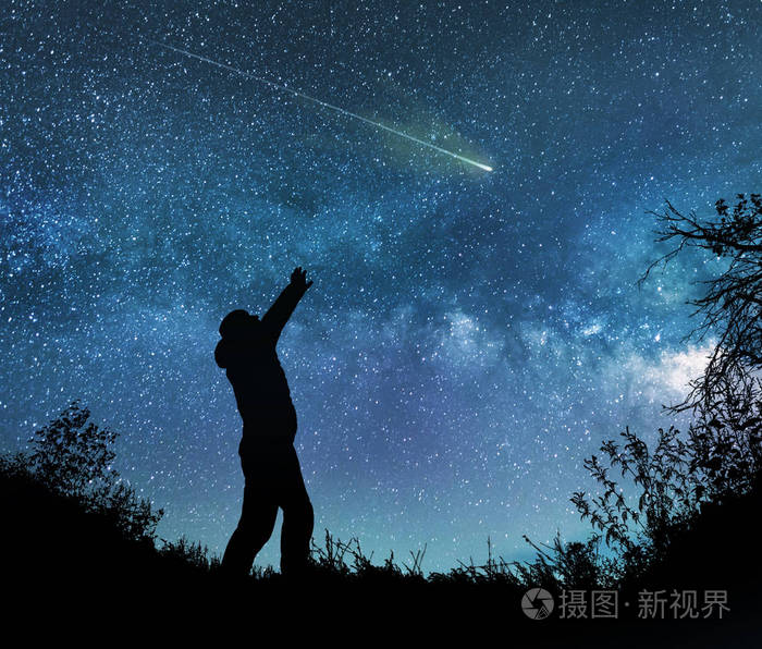 一个人夜晚看星星图片图片