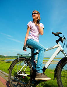 年轻女人坐在她的自行车
