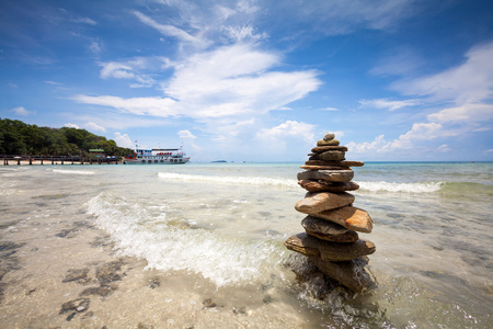 对海的海滩上的岩石金字塔